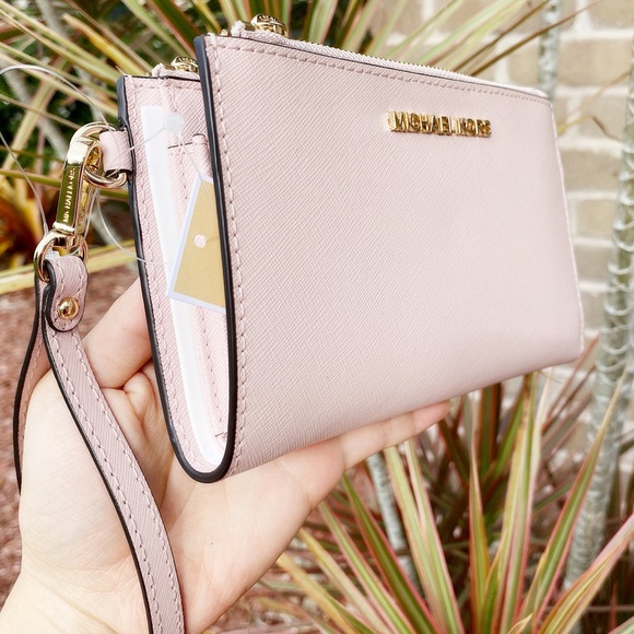 Michael Kors Handbags - 💕NWT Michael Kors Wristlet pink wallet